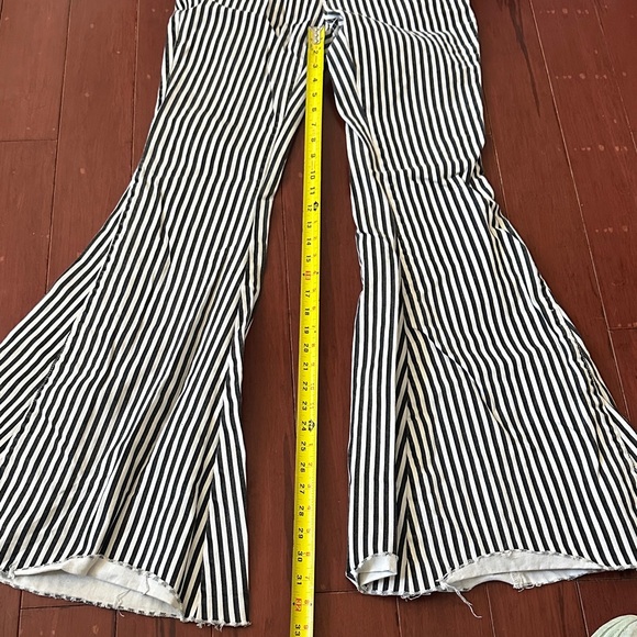 Blank Paige Black & White Striped Ultra Flare Jeans Size Large - Picture 12 of 17